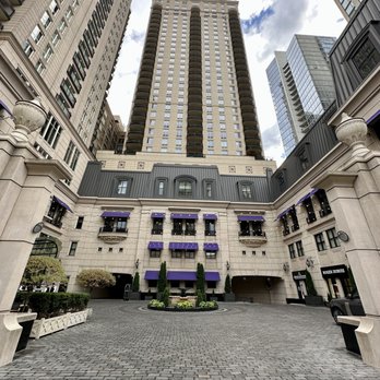 Waldorf Astoria Chicago - Courtyard - Hotels Near Me - Chicago, Illinois