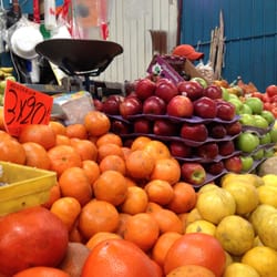 Puesto de Inés en el Mercado Ramón Corona - Colores fruteros en el puesto de Inés.