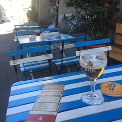 Restaurant Drei Eidgenossen - Blue and white table as if you were at the beach!