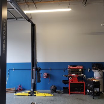 Diaz Auto Mechanic - Inside of Diaz Auto Mechanic - Auto Repair Near Me - Moreno Valley, California Diaz Auto Mechanic - Inside of Diaz Auto Mechanic - Auto Repair Near Me - Moreno Valley, California