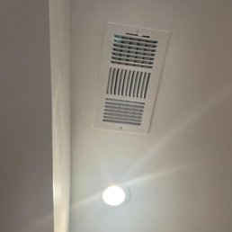 Sloppy ceiling air vent installation
