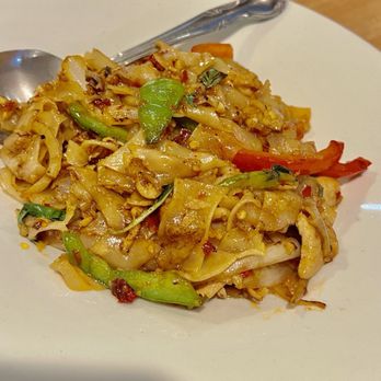 The Taste Kitchen - Drunken Noodle with chicken @hybrideater - Thai Near Me - Culver City, California The Taste Kitchen - Drunken Noodle with chicken @hybrideater - Thai Near Me - Culver City, California