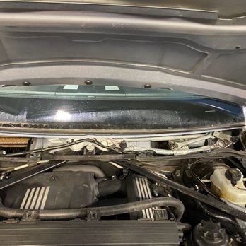 Safelite AutoGlass - Too much sealant along bottom edge of glass. - Windshield Installation & Repair Near Me - Alexandria, Virginia Safelite AutoGlass - Too much sealant along bottom edge of glass. - Windshield Installation & Repair Near Me - Alexandria, Virginia