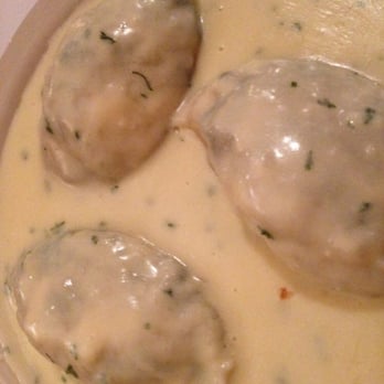 Como's Italian Restaurant - Spinach and cheese stuffed ravioli with cream sauce. - Italian Near Me - El Paso, Texas Como's Italian Restaurant - Spinach and cheese stuffed ravioli with cream sauce. - Italian Near Me - El Paso, Texas