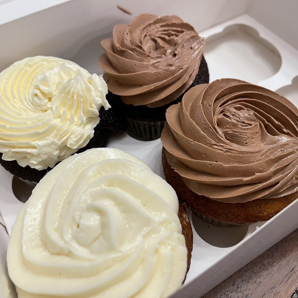 From the left clockwise: Vanilla on chocolate cake, chocolate on chocolate cake, chocolate on banana, and cream cheese on banana. From the left clockwise: Vanilla on chocolate cake, chocolate on chocolate cake, chocolate on banana, and cream cheese on banana.