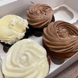 From the left clockwise: Vanilla on chocolate cake, chocolate on chocolate cake, chocolate on banana, and cream cheese on banana. From the left clockwise: Vanilla on chocolate cake, chocolate on chocolate cake, chocolate on banana, and cream cheese on banana.