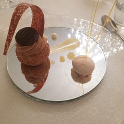 Le Chateau Blanchard - Magnifique dessert. Chou praline avec sa glace vanille.