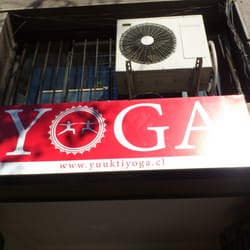 Yuukti Yoga - Estilos Hatha, Ashtanga, Flow Vinyasa y Yoga integral. Puedes usar tu propio "mat" para yoga, o de las instalaciones.