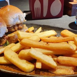 Svaadish - "Vada Pav" - indischer Burger mit Kartoffel Patty in Kichererbsenpanade