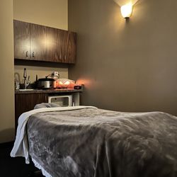 Hand & Stone Massage and Facial Spa - Massage studio