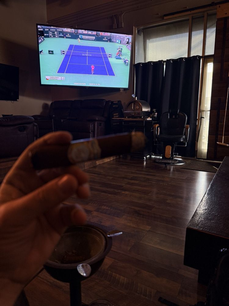 Hydeaway Cigar Club Logo