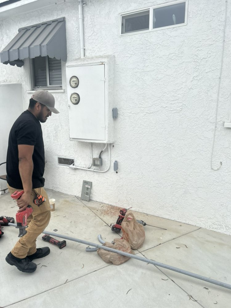 Slide of A & R  Electric and Master Tech