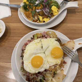 Broken Yolk Cafe - Ranchero Skillet - Breakfast & Brunch Near Me - Rancho Cucamonga, California Broken Yolk Cafe - Ranchero Skillet - Breakfast & Brunch Near Me - Rancho Cucamonga, California