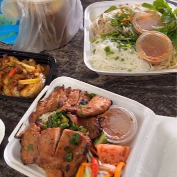 Pho Que Huong - Bun mang vit (duck noodle soup), bbq chicken and rice, and braised fish. - Vietnamese Near Me - Honolulu, Hawaii Pho Que Huong - Bun mang vit (duck noodle soup), bbq chicken and rice, and braised fish. - Vietnamese Near Me - Honolulu, Hawaii