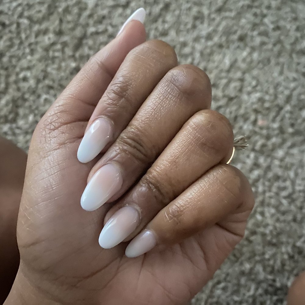 Almond shape ombré done with powder by Olivia. Almond shape ombré done with powder by Olivia.