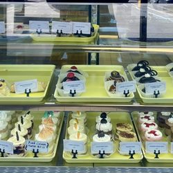 Daniel's of Paris - Display of cakes