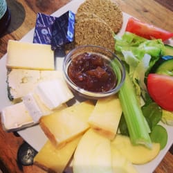 Creagan Inn - Exceptional cheeseboard:Tain cheddar,Tain Smoked,Strathdon Blue & Clava Brie with the tastiest Battlefield Bakery oatcakes.