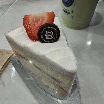 Paris Baguette - Slice of Blueberry yogurt cake - Bakeries Near Me - Fresno, California Paris Baguette - Slice of Blueberry yogurt cake - Bakeries Near Me - Fresno, California