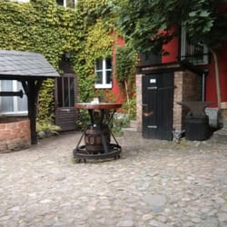 Kneipe Amboss - Stehtisch zwischen Amboss und Brunnen