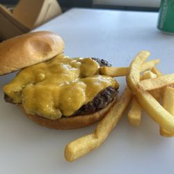 Nina’s food - Cheeseburger