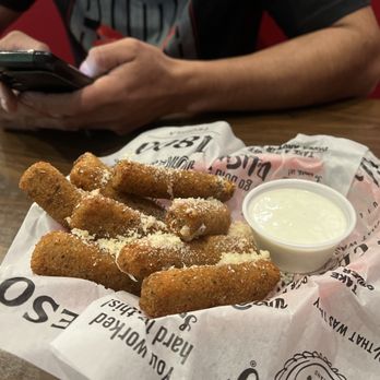 BreWingZ Restaurant and Bar - Best appetizer - Chicken Wings Near Me - Houston, Texas