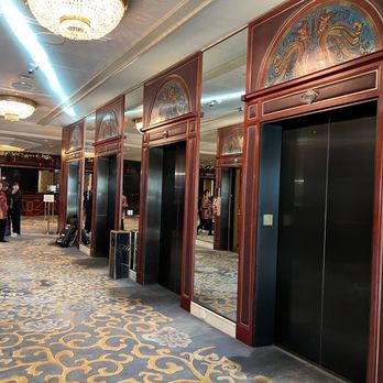 九龍香格里拉大酒店 - Elevators. Note the carpets are changed daily to lost the day of the week - Hotels Near Me - Hong Kong, HK
