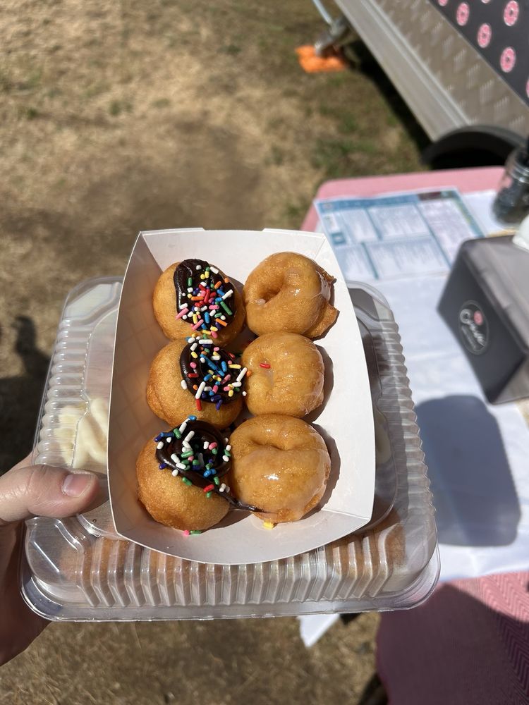 Crave Mini Donuts Logo