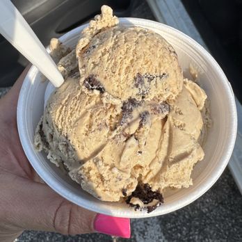 Crafton Ice Cream Delite - Single scoop of coffeehouse cookies & cream - Ice Cream & Frozen Yogurt Near Me - Pittsburgh, Pennsylvania