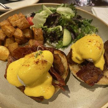 Skye Avenue Kitchen & Lounge - Crispy bacon eggs benedict - Canadian (New) Near Me - Surrey, British Columbia