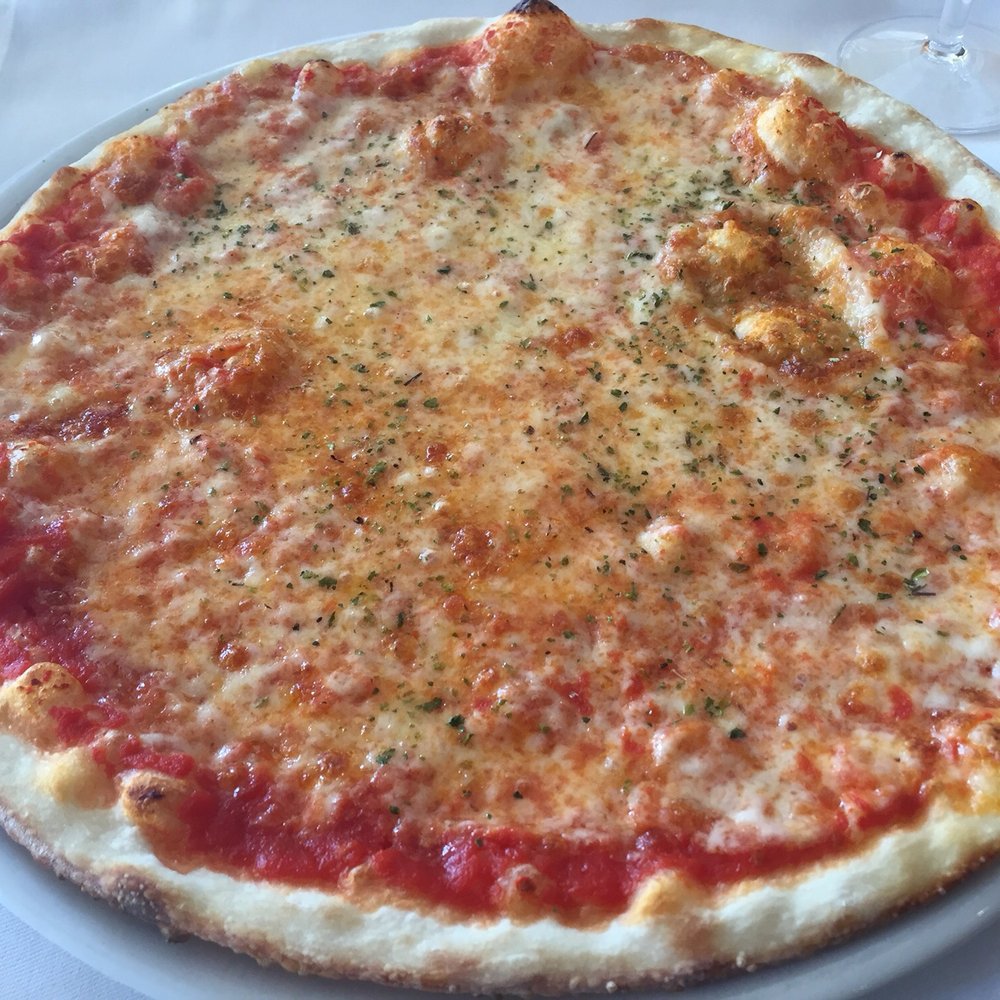 Hoti's Seerestaurant Pauli - Margherita pizza - Italian Near Me - Gersau, SZ Hoti's Seerestaurant Pauli - Margherita pizza - Italian Near Me - Gersau, SZ