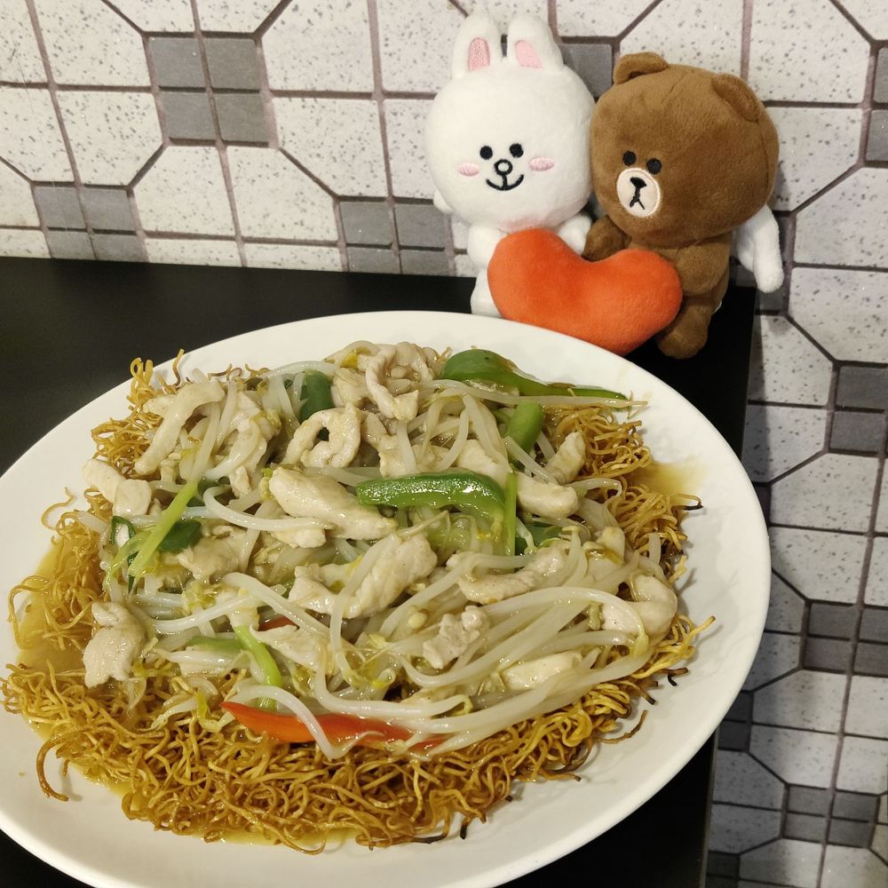 HK Cafe - Shredded pork with bean sprouts and mushroom on fried noodle - Cantonese Near Me - Honolulu, Hawaii HK Cafe - Shredded pork with bean sprouts and mushroom on fried noodle - Cantonese Near Me - Honolulu, Hawaii