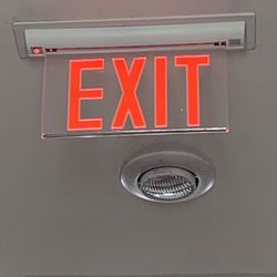 Banana Republic exit red and white lantern orlando fl 1:20 pm September 26 2023
