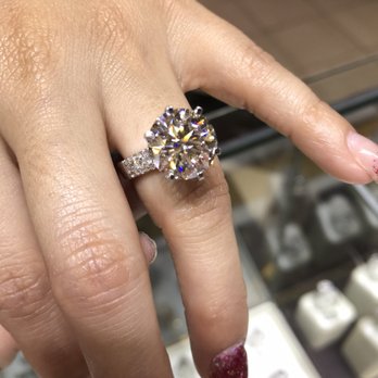 Victoria's Collections - 5.50 carat round center plus side diamonds set in platinum. Ideal cut with triple excellent - Jewelry Near Me - Los Angeles, California