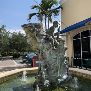 Old Florida Bar & Grill - Patio area - Seafood Near Me - Jupiter, Florida