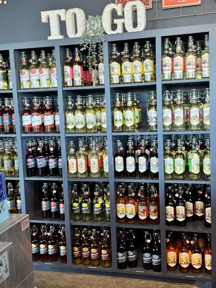 Wildlflyer Mead & Beer Logo