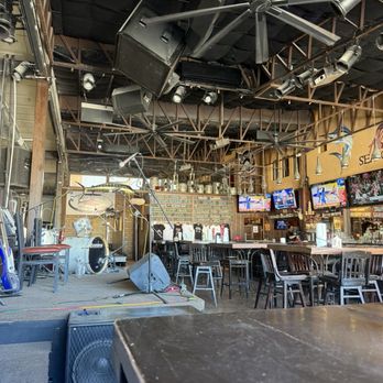 Al Capone's - We sat near the window but you can see the list of many on tap lagers! - Seafood Near Me - Puerto Peñasco, SON