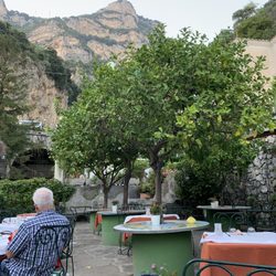 Valle dei Mulini - Outside seating with lemon trees