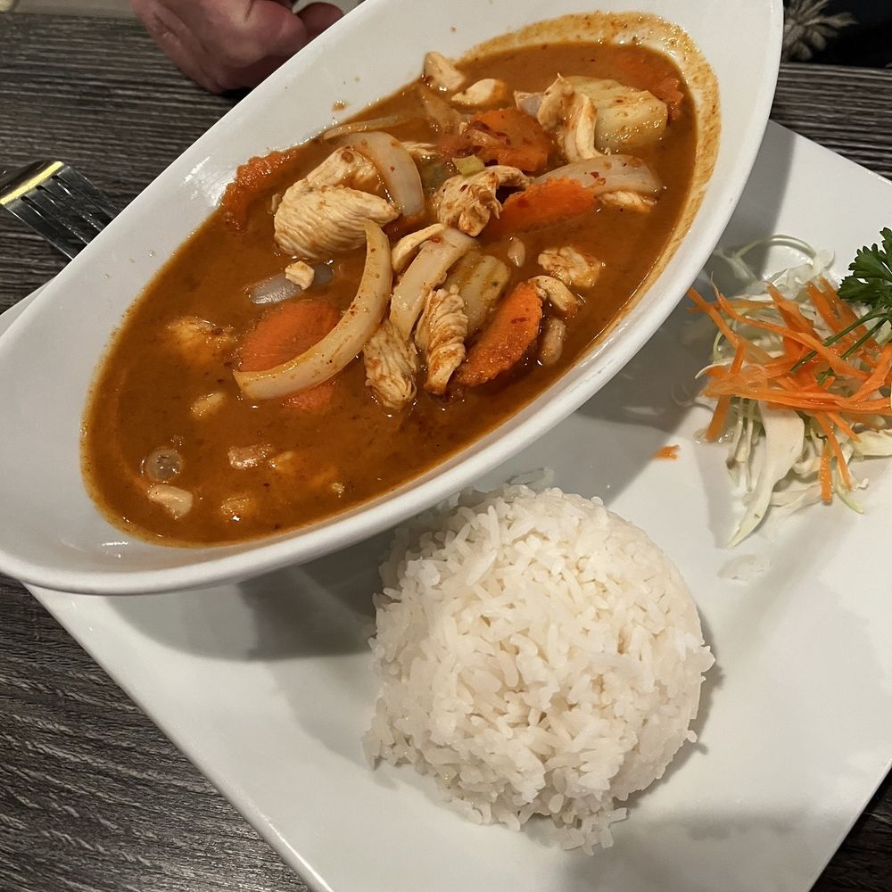 Massaman curry w/ chicken Massaman curry w/ chicken