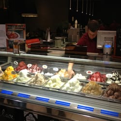 Eiscafe' Florenz - Sensationelle Eisauswahl. Ich werde Mango, Melone und Heidelbeer testen.