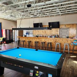 Rivers Edge Bar And Grill - Pool table