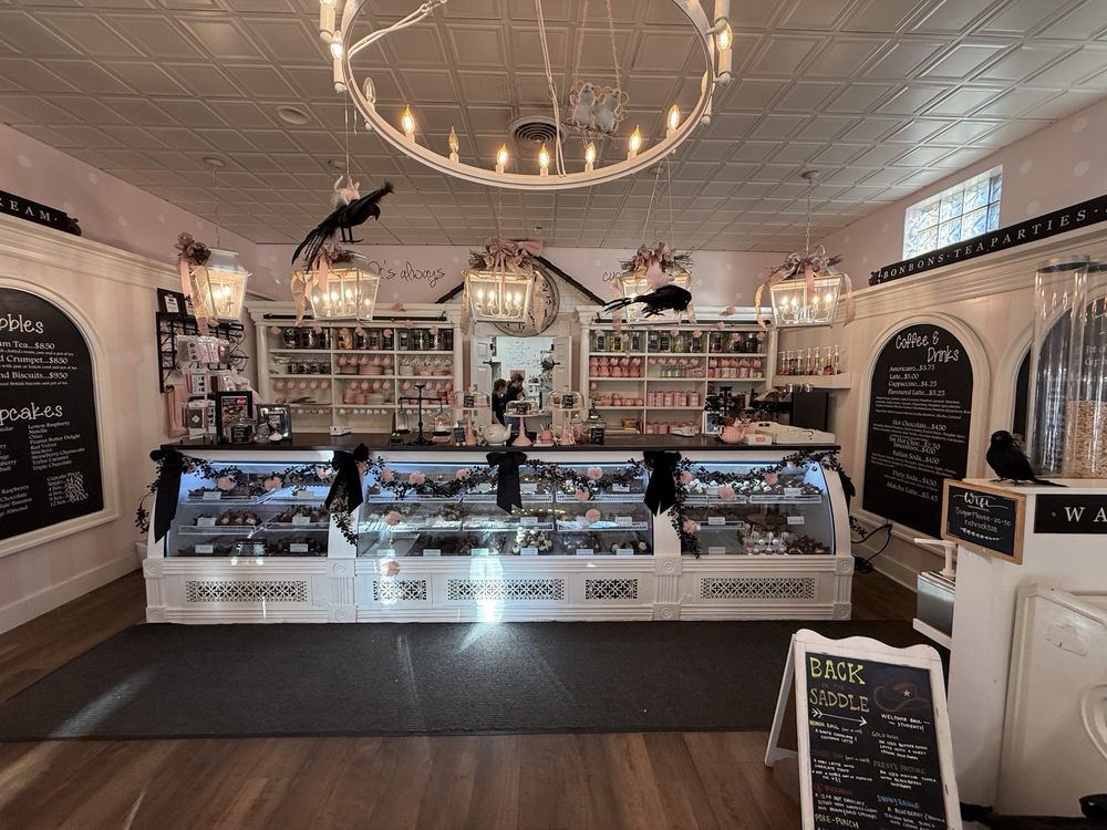 The Sugar Mouse Cupcake House & Tea Shoppe Logo