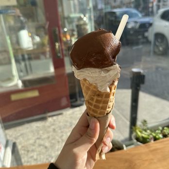 Hila Gelato Caffe - Dark chocolate & almond - Coffee & Tea Near Me - San Francisco, California Hila Gelato Caffe - Dark chocolate & almond - Coffee & Tea Near Me - San Francisco, California
