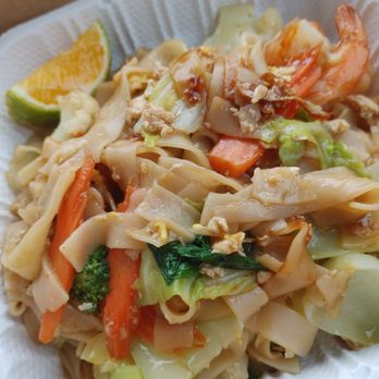 Bangkok Villa Hilo - Pad See Ew with Shrimp. BIG PORTION.   P.S. if you are not a fan of onions, this dish doesnt have - Thai Near Me - Hilo, Hawaii