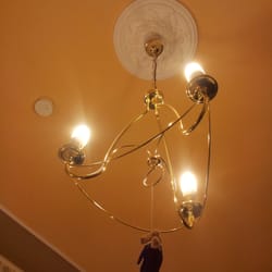 Pension Vogtländer - Kleiner passender Kronleuchter...leider scheint der darin befindliche Teddy deplaziert, schaut aus wie erhängt. DZ 1.Etage 60€/Nacht