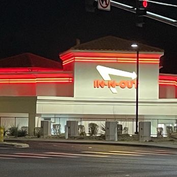 In-N-Out Burger - ows a 7 eleven restaurant at night - Burgers Near Me - Las Vegas, Nevada