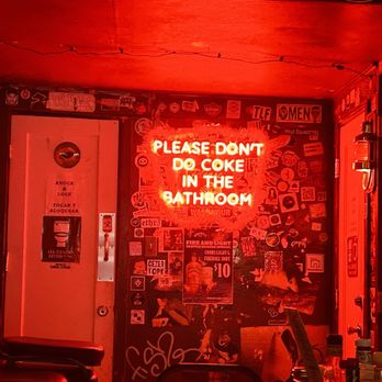 The 5 Point Café - Decor - Dive Bars Near Me - Seattle, Washington