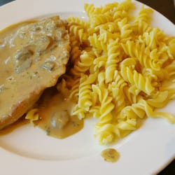 SPAR - Mittagstisch, z.B. Champignonschnitzel mit Spiralen.