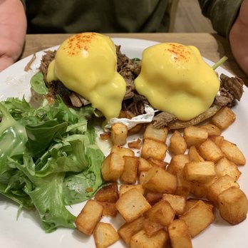 Aloha Kitchen - kalua pig Eggs Benedict - Breakfast & Brunch Near Me - Honolulu, Hawaii Aloha Kitchen - kalua pig Eggs Benedict - Breakfast & Brunch Near Me - Honolulu, Hawaii