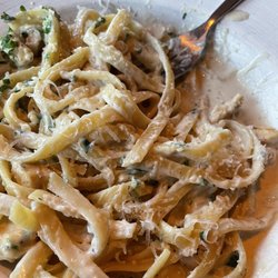 California Pizza Kitchen - Chicken Fettuccine but no peppers, no spinach almost no chicken at all, no spinach fettuccine and the sauce was old ,lumpy and separated!