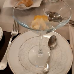 Kugelmühle - Gruß aus der Küche: Parmesanmousse mit Parmesankaviar